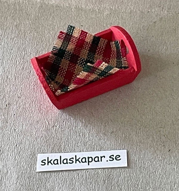 Röd bricka med duk