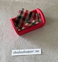 Röd bricka med duk