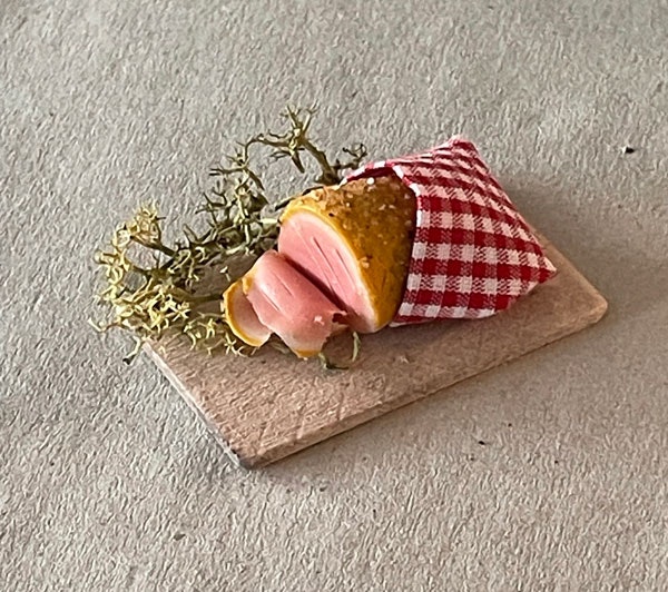 Julskinka på träbräda med grönt (nr3)