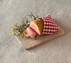 Julskinka på träbräda med grönt (nr3)