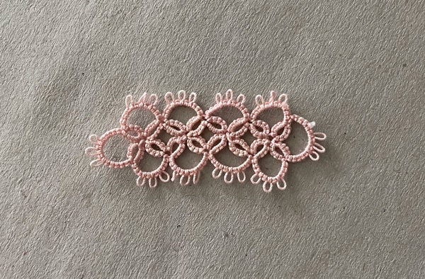 Rosa duk, oval, frivolitetsarbete