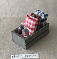 Låda med tyg och flaskor