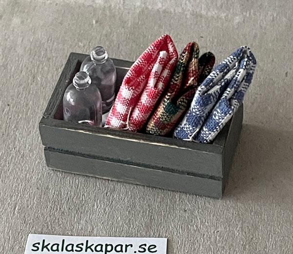 Låda med tyg och flaskor