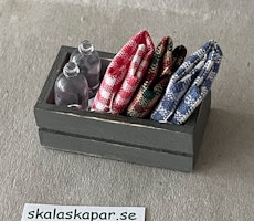 Låda med tyg och flaskor