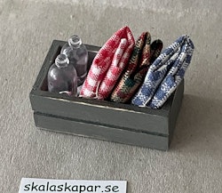 Låda med tyg och flaskor