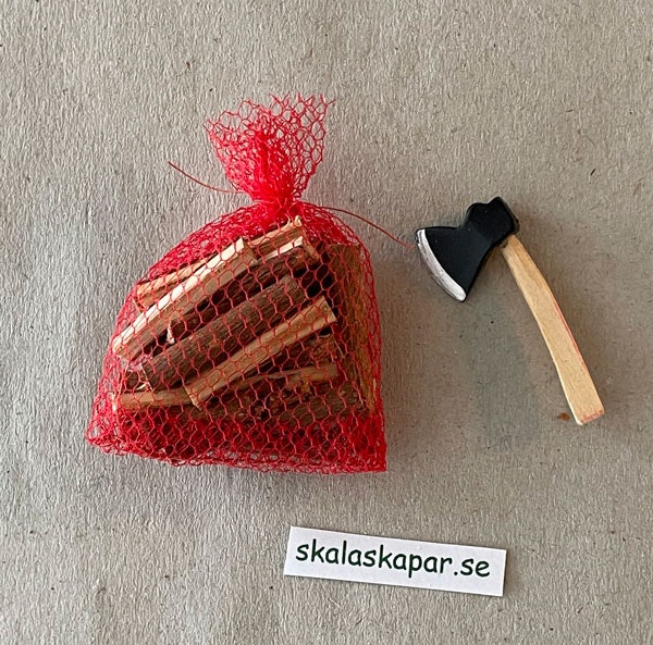 Säck med ved och yxa