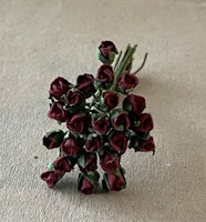 Vinröda rosor i knopp, ca 3 mm