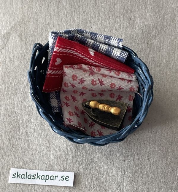 Tvättkorg med strykjärn
