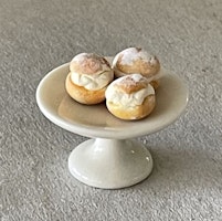 Semlor på porslinsfat
