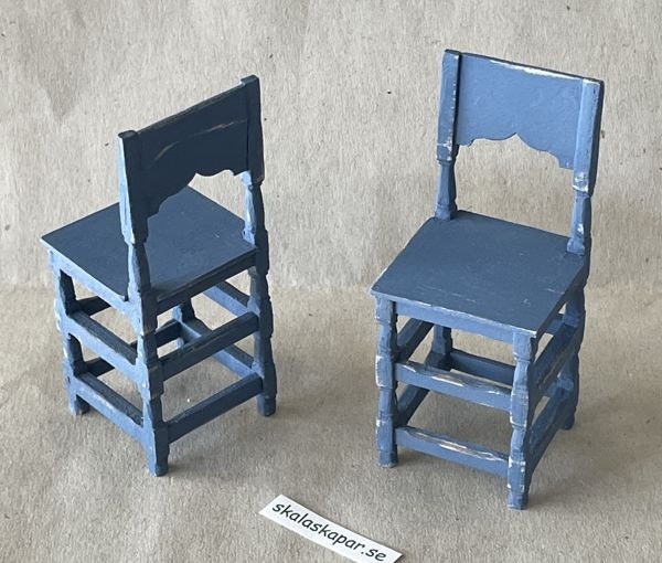 Tolvslåstolar, blåmålade, 2 st