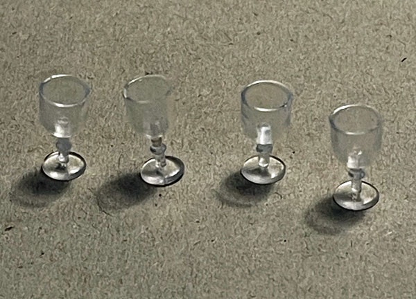 Glas på fot, 4 st, i plast