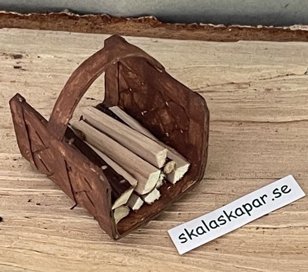 Vedkorg med ved, brun