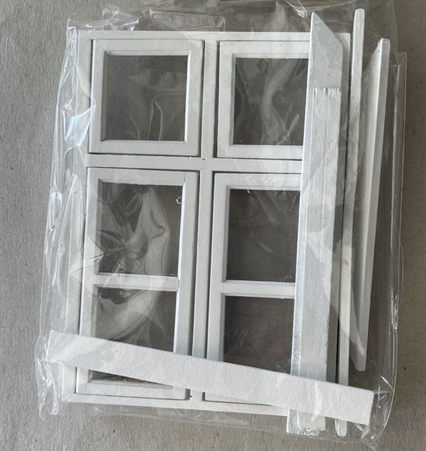 Vitt fönster, ca 125 x 84 mm