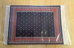 Vävd matta blåröd ton, ca 100 x 155 mm