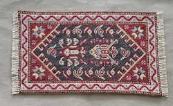 Broderad matta, rödton
