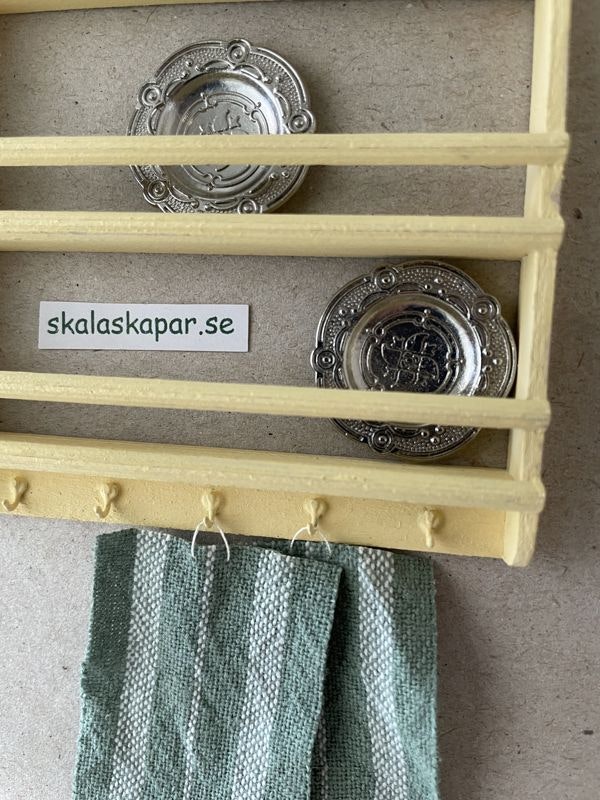 Tallrikshylla, gul med krokar