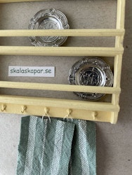 Tallrikshylla, gul med krokar