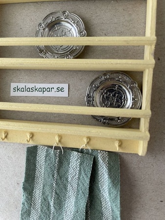 Tallrikshylla, gul med krokar