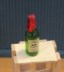 Vinflaska med etikett, röd