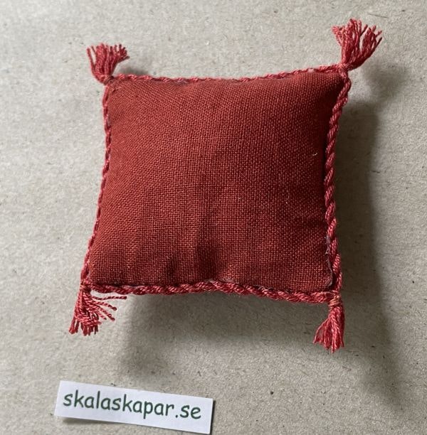 Kudde med röd kant och tofsar (nr4)