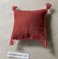 Kudde med röd kant och tofsar (nr4)