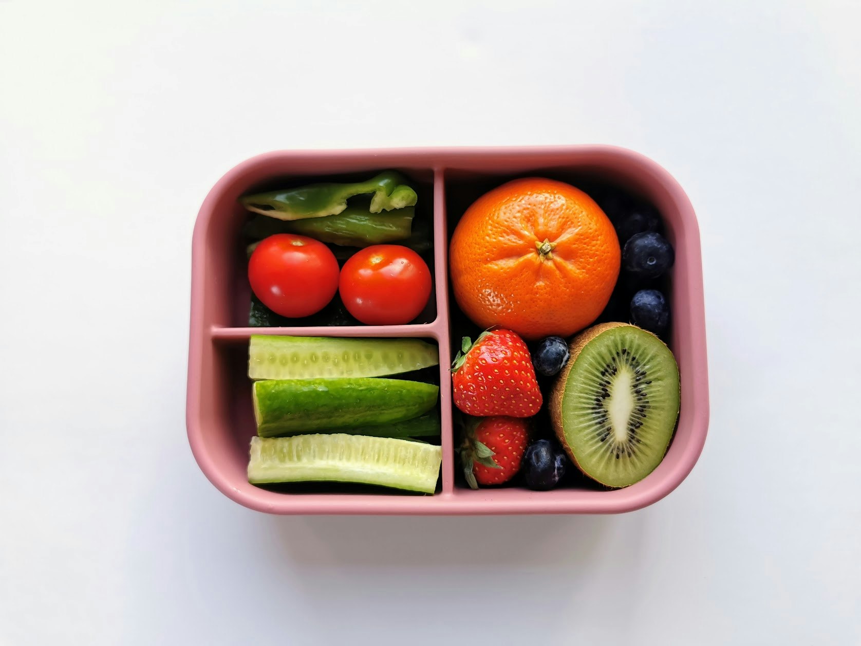 Matboks i silikon med frukt og grønnsaker