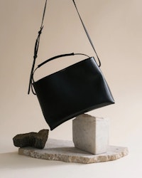 Hedda Grande Handbag Black Leather Flattered