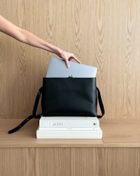 Hedda Grande Handbag Black Leather Flattered