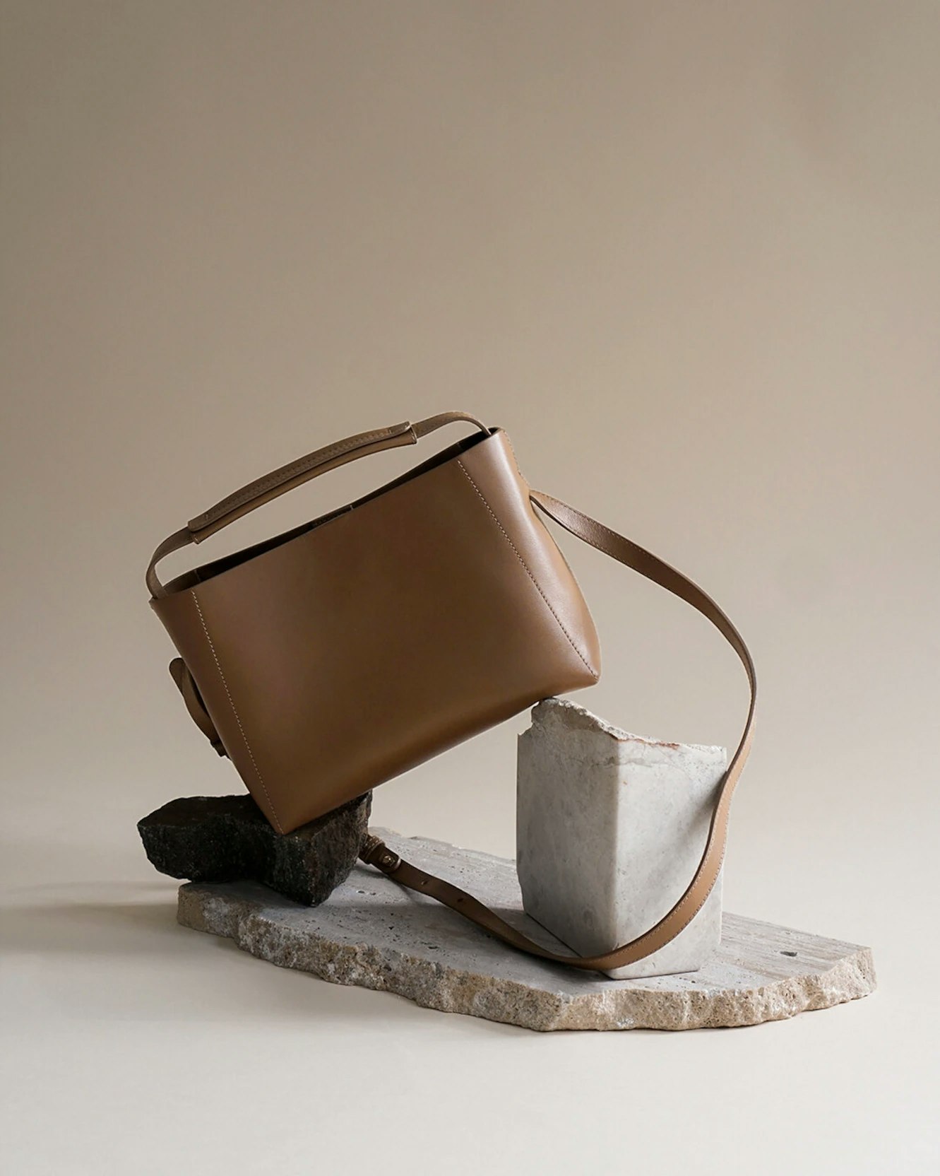 Hedda Midi Handbag Nut Leather Flattered