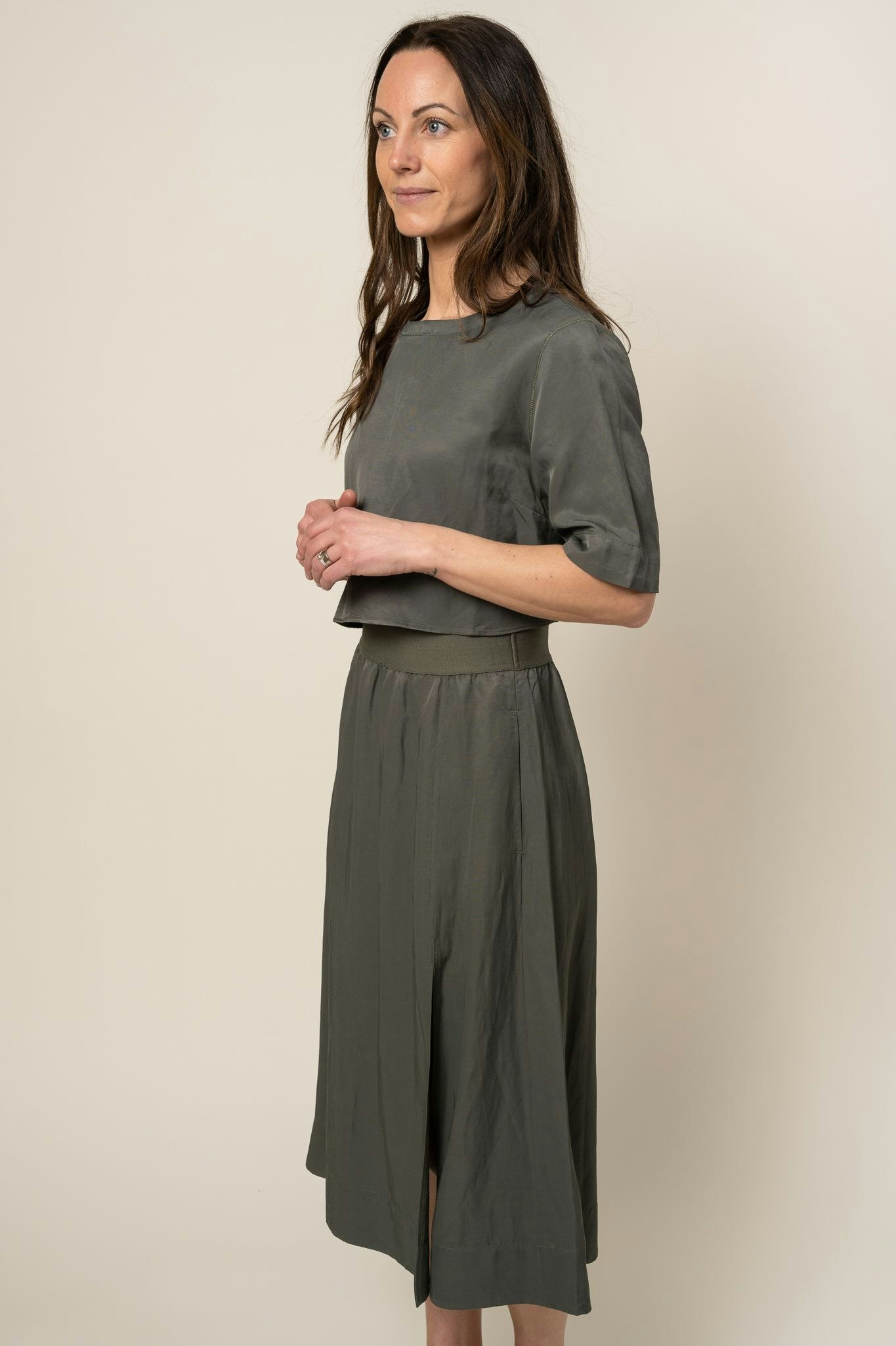 Pim Cropped Linen Tee Military Green Ahlvar Gallery