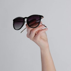 Vanille Sunglasses Black/Gold Pilgrim