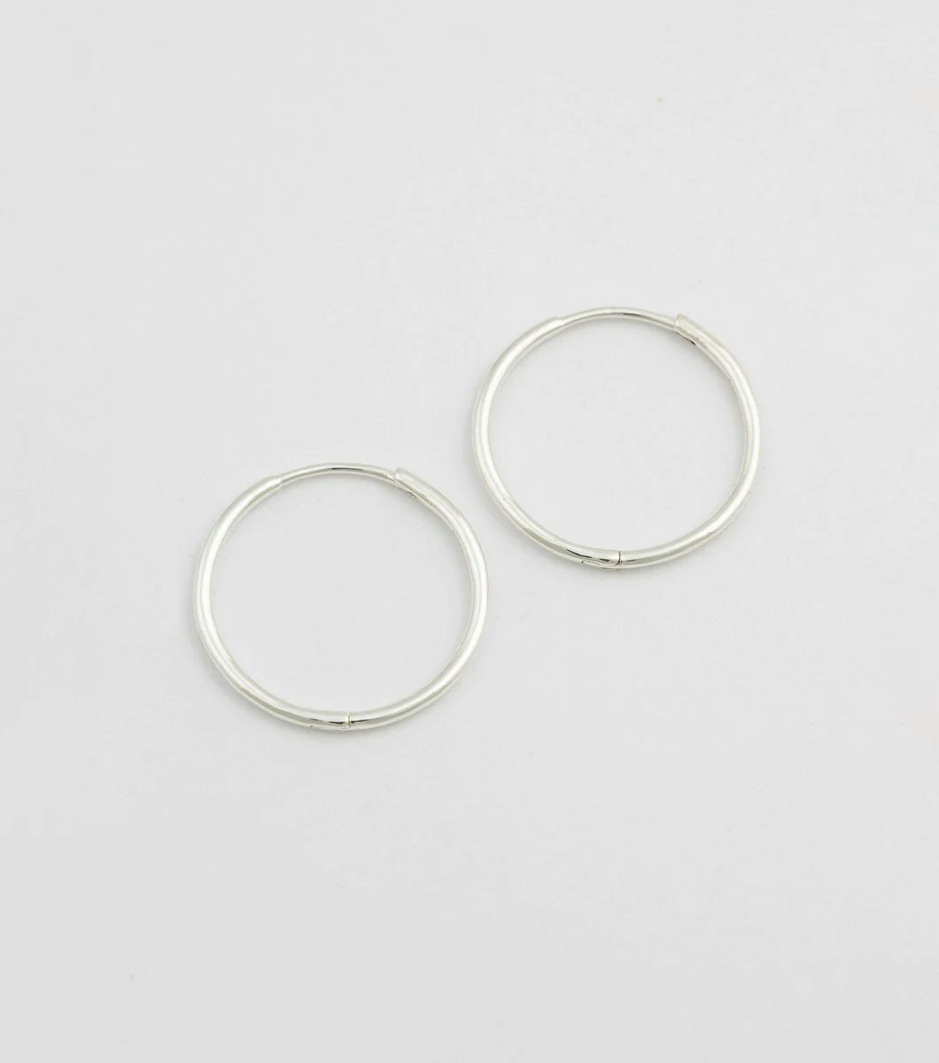 Beloved Medium Hoops Silver Syster P