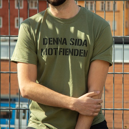 T-shirt Denna sida mot fienden (armégrön)