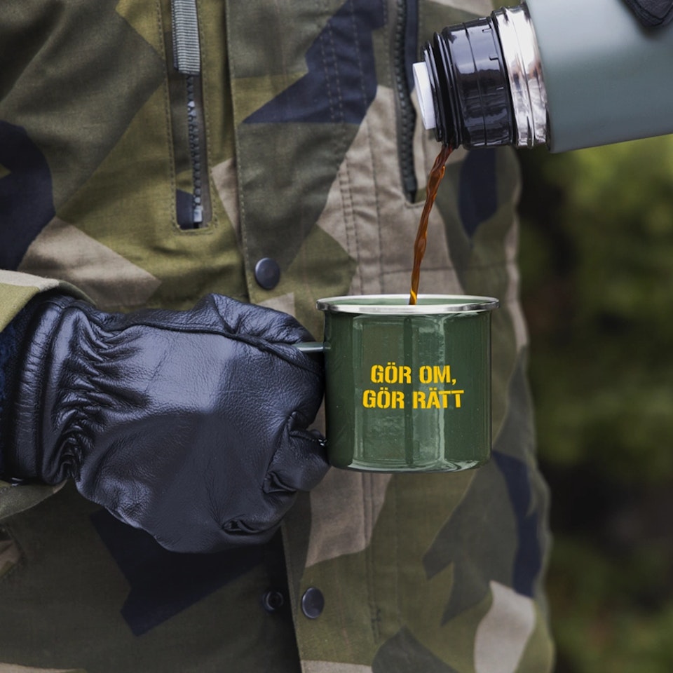 Emaljmugg Gör om, Gör rätt