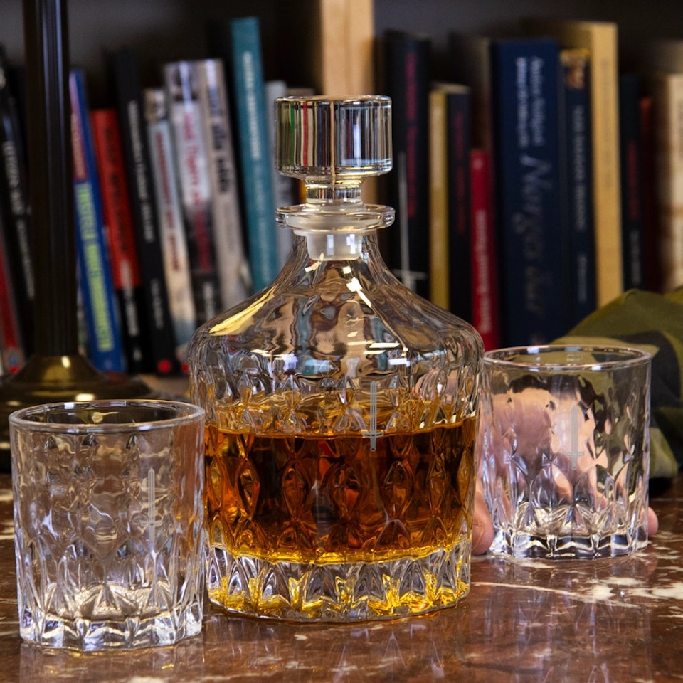 Whiskykaraff m/23 + två whiskyglas (överskottsvara, klass 1)