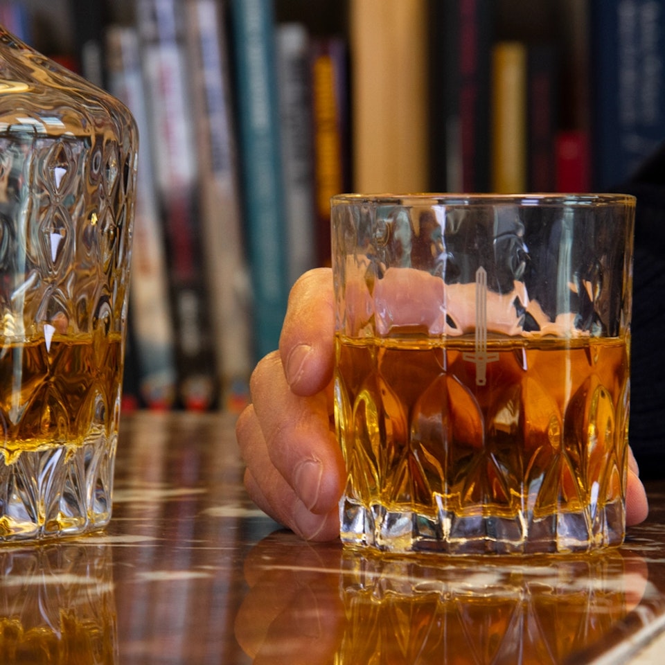 Whiskykaraff m/23 + två whiskyglas (överskottsvara, klass 1)
