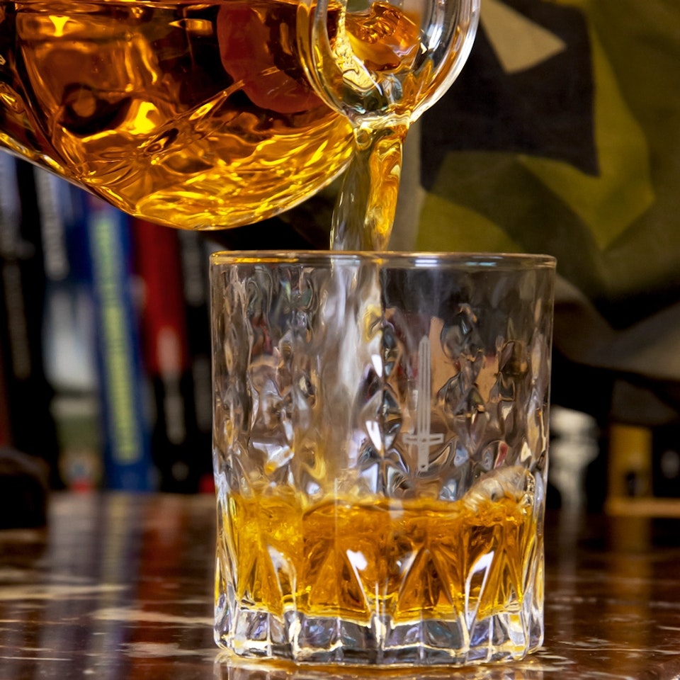 Whiskykaraff m/23 + två whiskyglas (överskottsvara, klass 1)