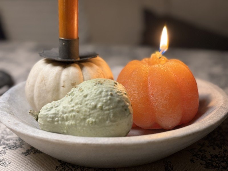 Har din pumpa tappat skaftet, gör en ljusstake av den!