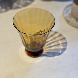 Glas i bärnstensfärg från Olsson Jensen