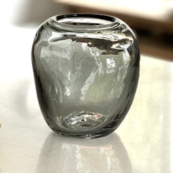 Vas i rökfärgat glas vintage