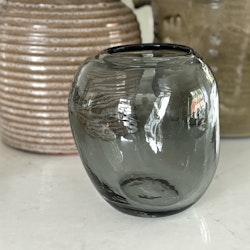 Vas i rökfärgat glas vintage