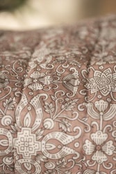 Quilt Täcke Överkast mönstrad i vit och malva