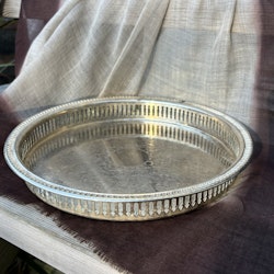 Bricka rund med hålmönster i nysilver vintage