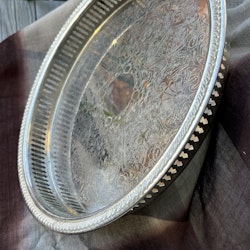Bricka rund med hålmönster i nysilver vintage