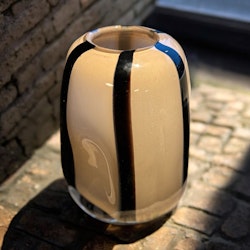Vas i mjuka former beige & svart glas Wikholm Form