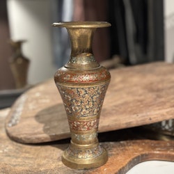 Vas i guldig metall med harmoniskt mönster i olika färger, vintage