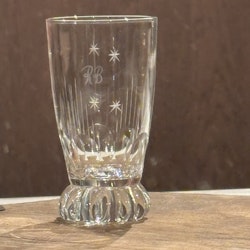 Glas i väldigt fint vintageskick, etsat mönster och tyngd i foten