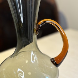 Kanna i stilren 1920-tals tappning i olika nyanserat glas