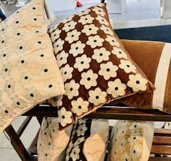 Kuddfodral Daisy 40x60 med broderade blommor 4 olika nyanser