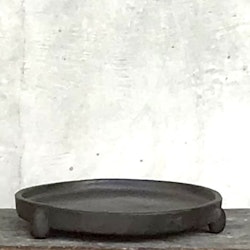 Fat på mindre fötter i robust svart trä från Noori Objects